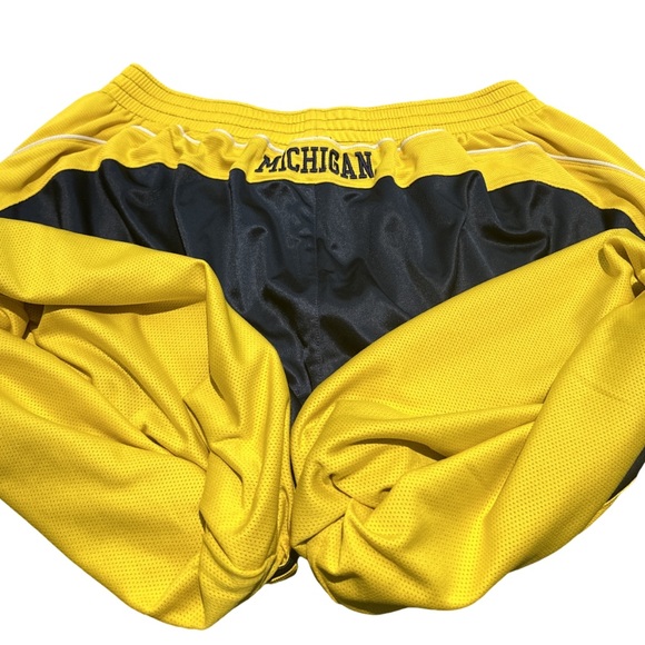 VINTAGE NIKE MICHIGAN WOLVERINES embroidered basketball shorts, size XXL. - Picture 6 of 6